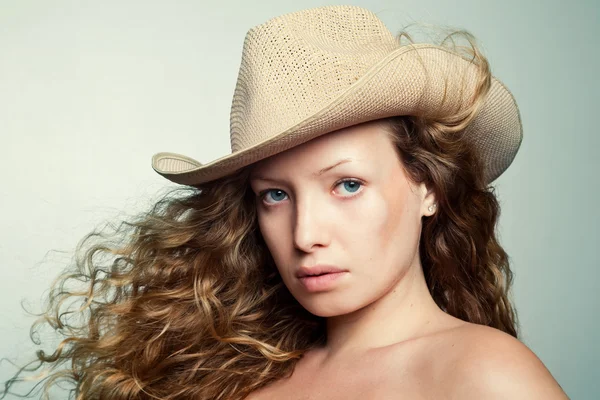 Kobieta w kowbojski kapelusz — Zdjęcie stockowe