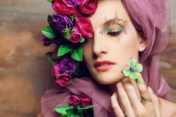 Retrato de uma mulher em flores — Fotografia de Stock