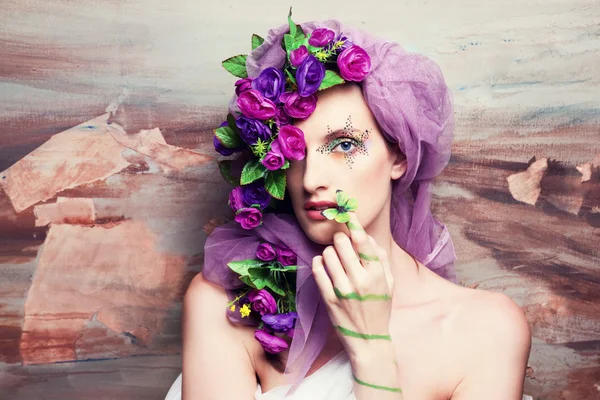 Портрет жінки в квітах — стокове фото