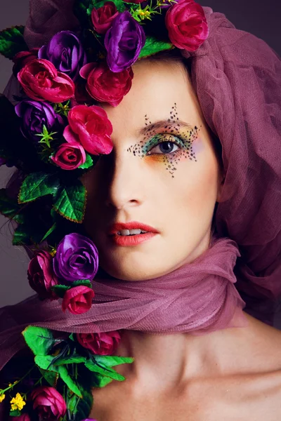 Retrato de uma mulher em flores — Fotografia de Stock