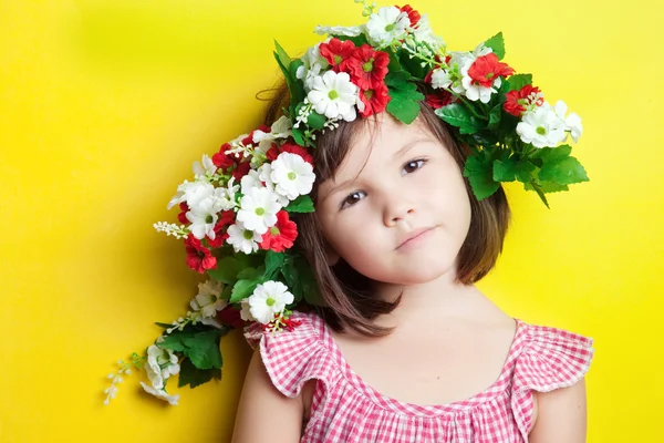 Κορίτσι σε ένα floral στεφάνι — Φωτογραφία Αρχείου