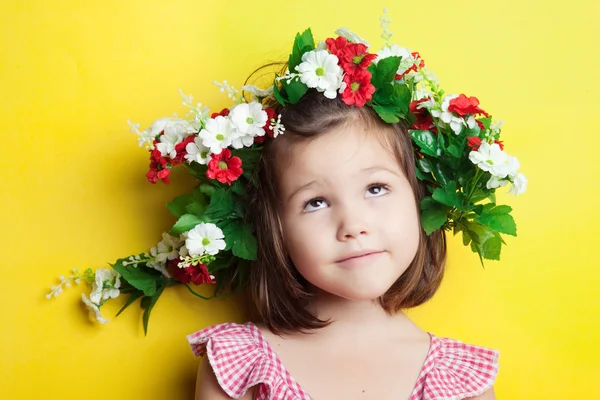 Meisje in een floral kroon — Stockfoto