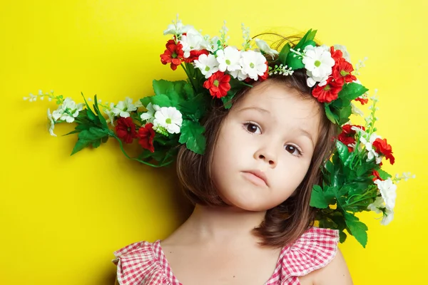 Meisje in een floral kroon — Stockfoto