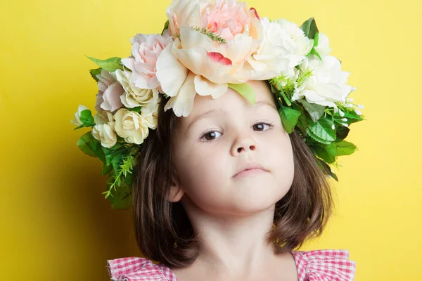 Meisje in een floral kroon — Stockfoto