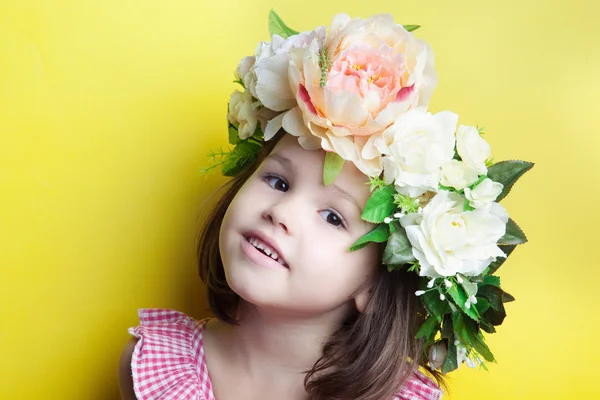 Flicka i en blommig krona — Stockfoto