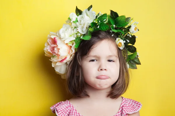 Κορίτσι σε ένα floral στεφάνι — Φωτογραφία Αρχείου