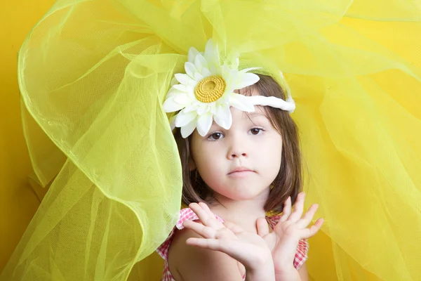 Dívka žlutý závoj — Stock fotografie