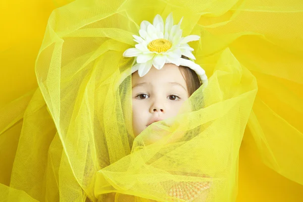 Ragazza in un velo giallo — Foto Stock