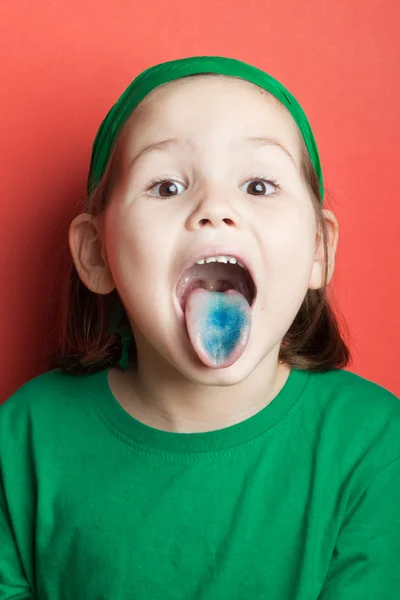 Chica con lengua, pintado en color azul — Foto de Stock
