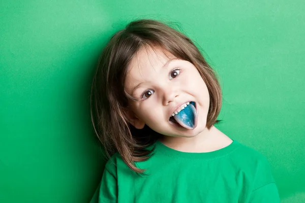 Menina com língua, pintado na cor azul — Fotografia de Stock