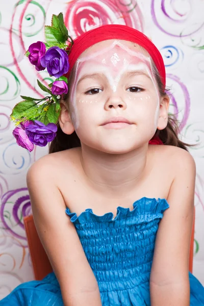 Dítě s květinami na hlavě — Stock fotografie