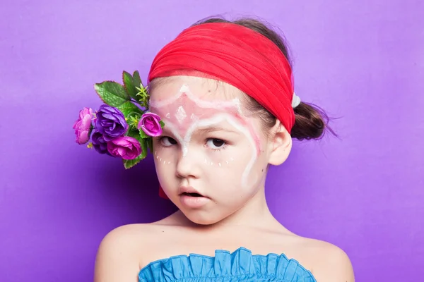 Retrato de uma criança com flores — Fotografia de Stock