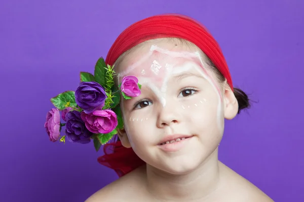 Porträt eines Kindes mit Blumen — Stockfoto