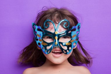 Karnaval maskeli kız