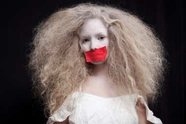 Bürokrasi dudağında olan kadın