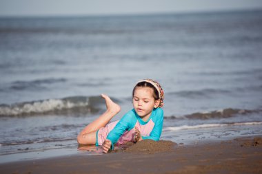 Sandcastle sahilde bina kız 