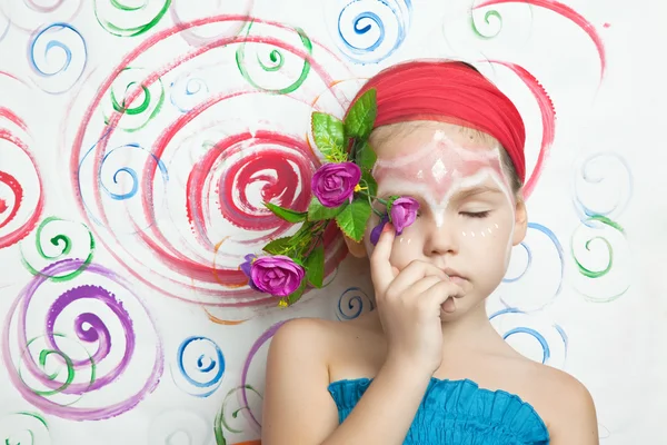 Portret van een kind met bloemen — Stockfoto