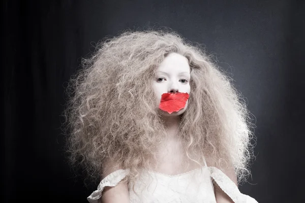 Jeune femme avec la paperasse sur la bouche — Photo