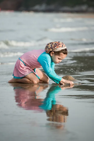 Fata construirea castel de nisip pe plajă — Fotografie, imagine de stoc