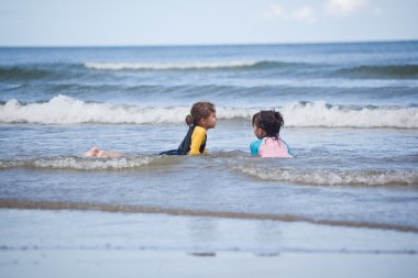 Kumsalda oynayan küçük kızlar