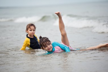 Kumsalda oynayan küçük kızlar