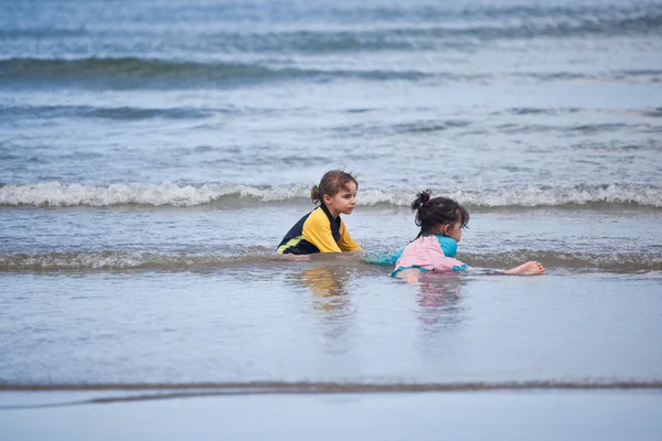 Niñas jugando en la playa — Foto de Stock