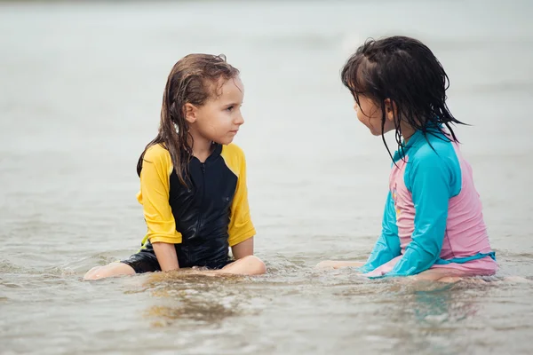 Niñas jugando en la playa — Foto de Stock