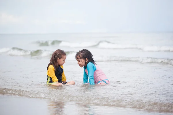 Niñas jugando en la playa — Foto de Stock