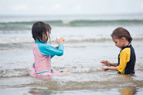 Holčičky si hrají na pláži — Stock fotografie