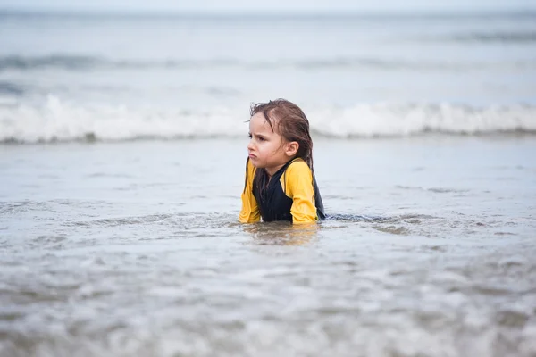 Petite fille assise en vagues — Photo