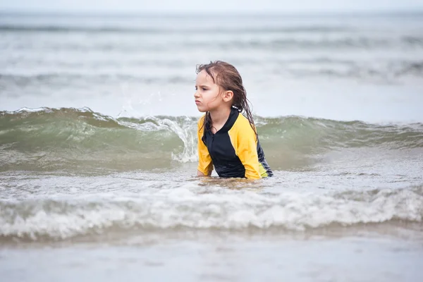 Bambina seduta tra le onde — Foto Stock
