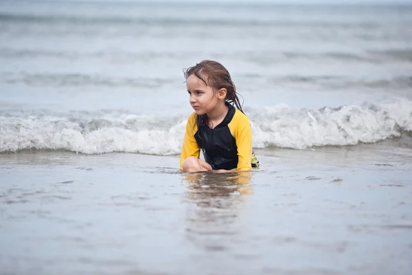 小女孩坐在波 — 图库照片