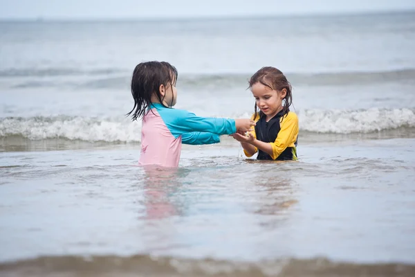 Bambine che giocano sulla spiaggia — Foto Stock