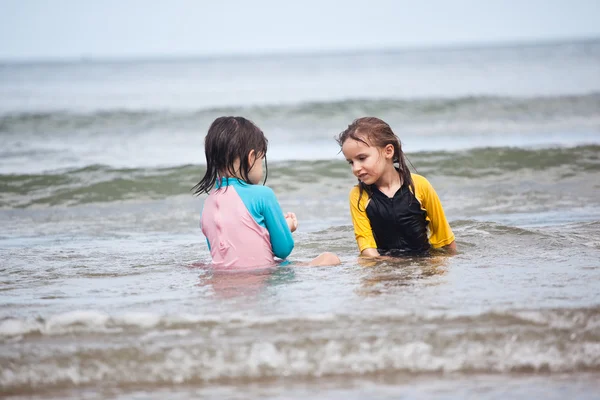 Kumsalda oynayan küçük kızlar