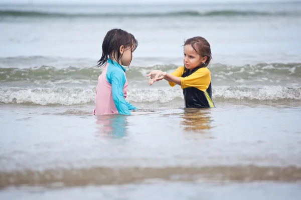 Bambine che giocano sulla spiaggia — Foto Stock