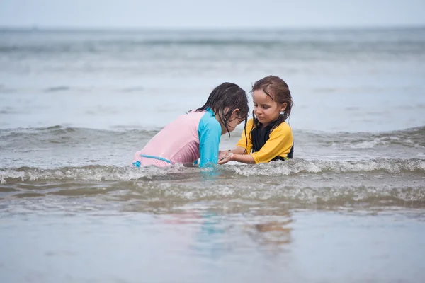 Små flickor som leker på stranden — Stockfoto