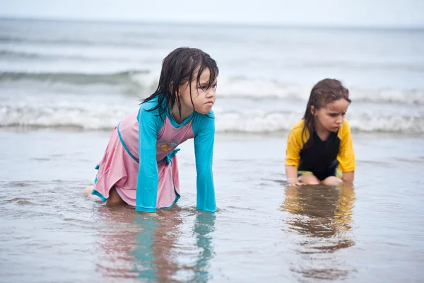 Niñas jugando en la playa — Foto de Stock