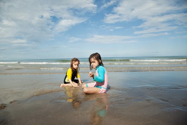 Kleine meisjes spelen op het strand — Stockfoto