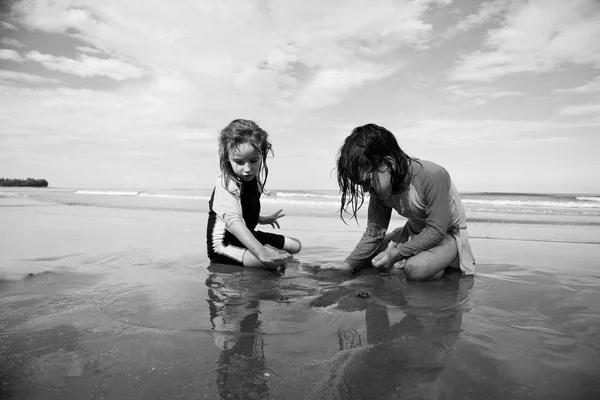 Kleine meisjes spelen op het strand — Stockfoto