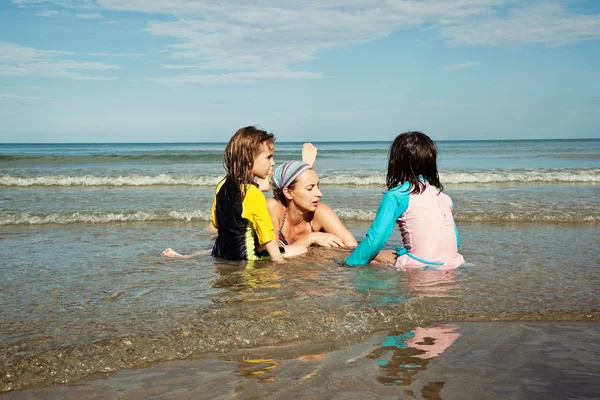 Mère et filles sur la plage — Photo