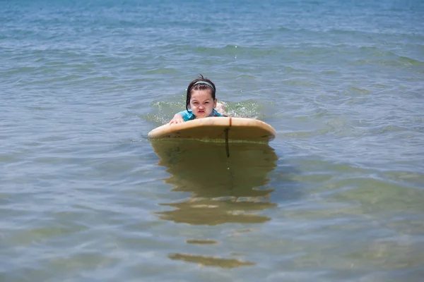 Meisje surfen in de Oceaan — Stockfoto