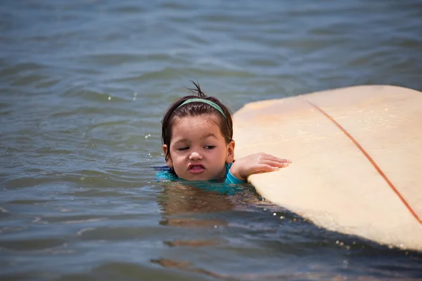 Chica surfeando en el océano — Foto de Stock