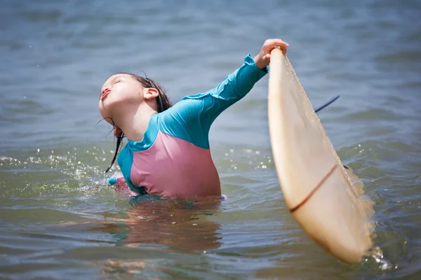 Flicka surfa i havet — Stockfoto