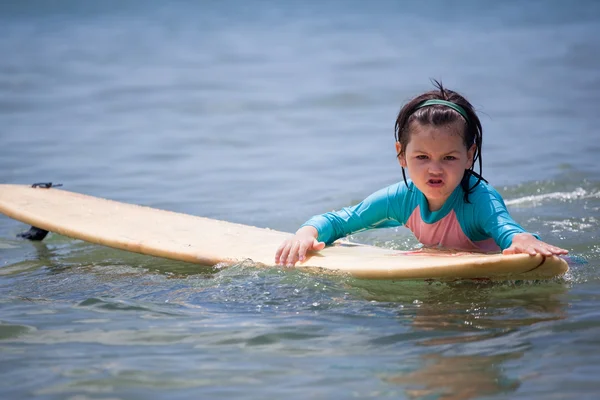 Chica surfeando en el océano — Foto de Stock