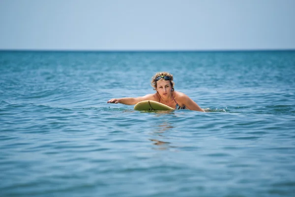Vrouw op surf zwemmen — Stockfoto