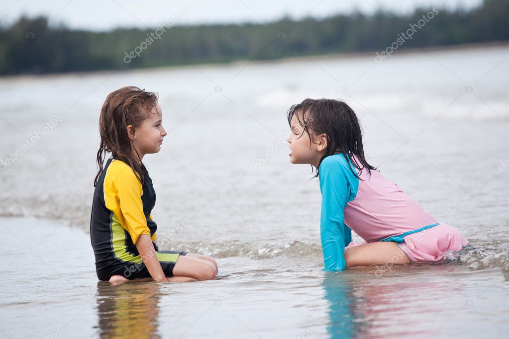 沙滩上的小女孩 赤背图片