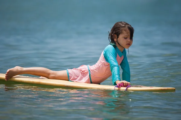Dívka surfování v oceánu — Stock fotografie