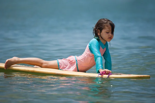 海でのサーフィンの女の子 — ストック写真