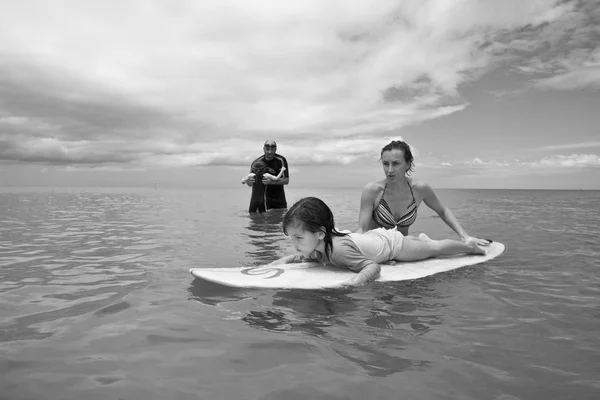 Niños aprendiendo a surfear — Foto de Stock