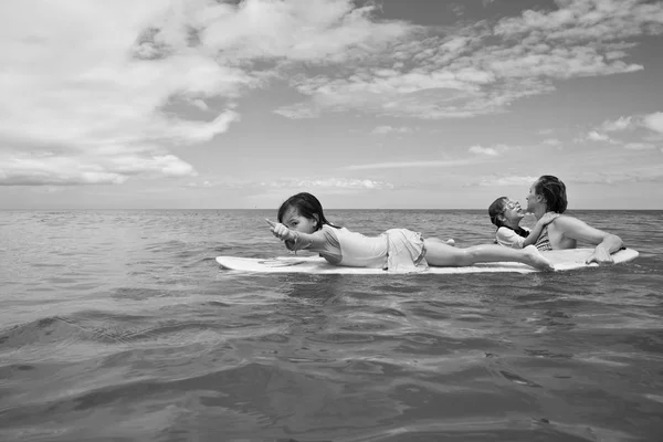 Дети учатся серфингу — стоковое фото